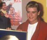 Stéphanie de Monaco reçoit un disque d'or pour son album  Besoin , remis par le ministre de la culture de l'époque, François Léotard. 