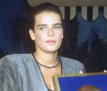 Stéphanie de Monaco reçoit un disque d'or pour son single  Ouragan  sur le plateau de l'émission  Champs Elysées . 