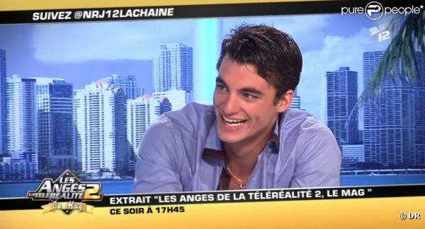 Marvin répond aux questions de Matthieu Delormeau et Jeny Priez sur le plateau des anges de la télé réalité, sur NRJ 12, mardi 14 juin 2011.