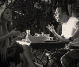 Kat DeLuna face à Jean-Roch dans le clip de I'm Alright, de Jean-Roch