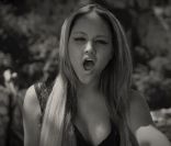 Kat DeLuna dans le clip de I'm Alright, de Jean-Roch