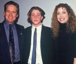 Michael Douglas, Diandra et leur fils Cameron en 1993 