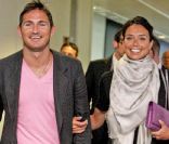Frank Lampard et Christine Bleakley faisaient leur retour en Grande-Bretagne, à l'aéroport d'Heathrow, le 16 juin 2011, après deux semaines de vacances aux Etats-Unis, au cours desquelles le footballeur a demandé sa belle en mariage !