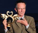 Patrice Leconte a reçu le Swann d\'Or du meilleur réalisateur, pour le film Voir la mer, au festival de Cabourg en 2011. L\'acteur, ici, très heureux d\'avoir reçu son prix. <br />