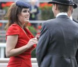  Ascot 2011, cinquième et dernière journée, samedi 18 juin 2011 : La princesse Eugenie d'York marque la clôture de l'événement avec une robe rouge audacieuse. 
 Pas d'embellie du côté du ciel, mais un bouquet final bien garni sur l'herbe verte du Berkshire ! 
