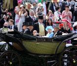 Ascot 2011, cinquième et dernière journée, samedi 18 juin 2011 : la reine Elizabeth II et son époux le duc d'Edimbourg arrivent pour la dernière fois en carrosse. RDV en 2012 ! 