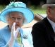 Ascot 2011, cinquième et dernière journée, samedi 18 juin 2011 : pas d'embellie du côté du ciel, mais on pouvait compter sur la reine Elizabeth II pour le coin de ciel bleu ! 
