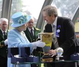 Ascot 2011, cinquième et dernière journée, samedi 18 juin 2011 : pas d'embellie du côté du ciel, mais on pouvait compter sur la reine Elizabeth II pour le coin de ciel bleu ! 