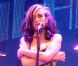 Auto-câlin, ça réconforte. En concert à Belgrade le 18 juin 2011, Amy Winehouse a prouvé, éméchée et désorientée, qu'elle n'était toujours pas capable de faire son retour sur scène...