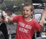 Cruz et Romeo Beckham se baladent avec leurs bouledogues et leur nounou.