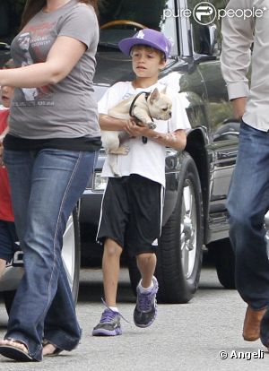 Cruz et Romeo Beckham se baladent avec leurs bouledogues et leur nounou.