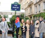 Danièle Thompson avec sa fille Caroline Thompson, son fils Chritopher Thompson et ses petits-enfants lors de l\'inauguration par Bertrand Delanoë de la Place Gérard Oury, dans le VIIIe arrondissement de Paris, le 22 juin 2011.