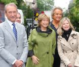 Bertrand Delanoë, avec Danièle Thompson et sa fille Caroline Thompson, lors de l\'inauguration de la Place Gérard Oury, dans le VIIIe arrondissement de Paris, le 22 juin 2011.