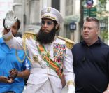 Sacha Baron Cohen sur le tournage du Dictator le 19 juin à New York sur la 5eme avenue