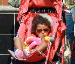  Lou est la dernière de la tribu d'Heidi Klum et de Seal... Un bébé trop craquant, et déjà looké ! New York, 22 juin 2011 
