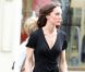 Kate Middleton quelques jours avant son mariage, superbe dans une robe portefeuille, sa marque de fabrique. Fin avril 2011 