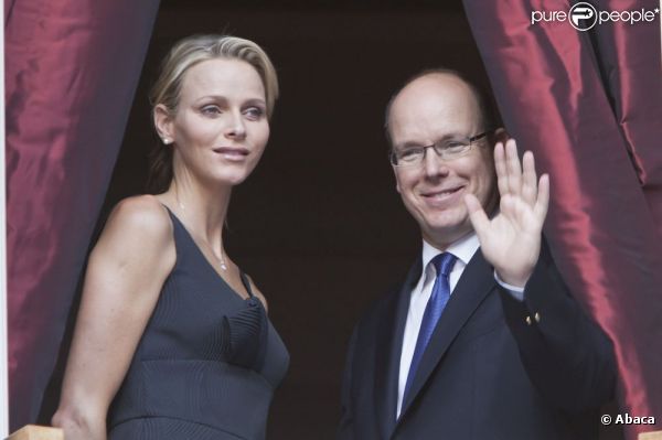 Charlene Wittstock et le prince Albert de Monaco assistent aux fêtes de la Saint-Jean à une semaine de leur mariage. Monaco, 23 juin 2011