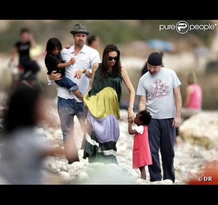 Brad Pitt et sa famille sur une plage du sud de la France