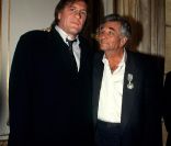 Peter Falk décoré par Gérard Depardieu en 1996 à Paris comme Chevalier des Arts et des Lettres.