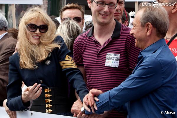 Arielle Dombasle avec Bertrand Delanoë à la Gay Pride