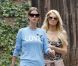 Paris Hilton en pleine séance de footing avec sa soeur Nicky dans les rues de Los Angeles le 17 juin 2011