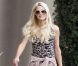Paris Hilton s'apprête à faire une séance de footing avec sa soeur Nicky dans les rues de Los Angeles le 17 juin 2011