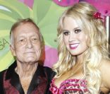 Hugh Hefner, en charmante compagnie, lors du sixième anniversaire annuel de Kandyland au Playboy Mansion à Beverly Hills le 25 juin 2011