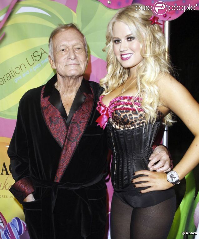 Hugh Hefner, en charmante compagnie, lors du sixième anniversaire annuel de Kandyland au Playboy Mansion à Beverly Hills le 25 juin 2011
