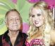 Hugh Hefner, en charmante compagnie, lors du sixième anniversaire annuel de Kandyland au Playboy Mansion à Beverly Hills le 25 juin 2011