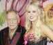 Hugh Hefner, en charmante compagnie, lors du sixième anniversaire annuel de Kandyland au Playboy Mansion à Beverly Hills le 25 juin 2011