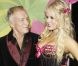 Hugh Hefner, en charmante compagnie, lors du sixième anniversaire annuel de Kandyland au Playboy Mansion à Beverly Hills le 25 juin 2011