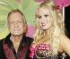 Hugh Hefner, en charmante compagnie, lors du sixième anniversaire annuel de Kandyland au Playboy Mansion à Beverly Hills le 25 juin 2011