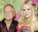 Hugh Hefner, en charmante compagnie, lors du sixième anniversaire annuel de Kandyland au Playboy Mansion à Beverly Hills le 25 juin 2011