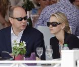 Le prince Albert de Monaco et sa fiancée Charlene Wittstock lors du Jumping international de Monte-Carlo, le 24 juin 2011.  