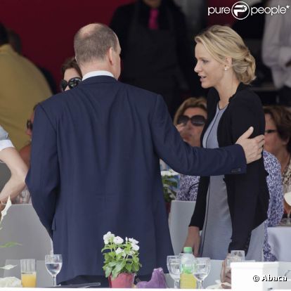 Le prince Albert de Monaco et sa fiancée Charlene Wittstock lors du Jumping international de Monte-Carlo, le 24 juin 2011.  