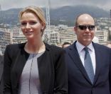 Le prince Albert de Monaco et sa fiancée Charlene Wittstock lors du Jumping international de Monte-Carlo, le 24 juin 2011.  