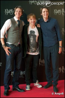 James et Oliver Phelps entourant Rupert Grint, lors d'un photocall pour la promotion de Harry Potter et les Reliques de la mort - partie II, à Madrid le 27 juin 2011