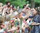 3 tenues, 10 000 fans : deux des chiffres à retenir pour le premier jour de la visite officielle au Canada du prince William et de sa femme la duchesse Catherine de Cambridge, le 30 juin 2011.