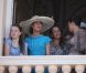 La princesse Caroline de Hanovre, en turquoise, est apparue au balcon de la Salle des Glaces avec sa fille la princesse Alexandra, tandis que la princesse Stéphanie était avec ses filles Camille Gottlieb et Pauline Ducruet (en arrière-plan).
Le 1er juillet 2011, mariés civilement depuis quelques minutes, le prince Albert et la princesse Charlene paraissaient au balcon de la Salle des Glaces du Palais princier, applaudis par des milliers de Monégasques.