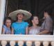 La princesse Caroline de Hanovre, en turquoise, est apparue au balcon de la Salle des Glaces avec sa fille la princesse Alexandra, tandis que la princesse Stéphanie était avec ses filles Camille Gottlieb et Pauline Ducruet (en arrière-plan).
Le 1er juillet 2011, mariés civilement depuis quelques minutes, le prince Albert et la princesse Charlene paraissaient au balcon de la Salle des Glaces du Palais princier, applaudis par des milliers de Monégasques.