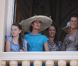 La princesse Caroline de Hanovre, en turquoise, est apparue au balcon de la Salle des Glaces avec sa fille la princesse Alexandra, tandis que la princesse Stéphanie était avec ses filles Camille Gottlieb et Pauline Ducruet (en arrière-plan).
Le 1er juillet 2011, mariés civilement depuis quelques minutes, le prince Albert et la princesse Charlene paraissaient au balcon de la Salle des Glaces du Palais princier, applaudis par des milliers de Monégasques.