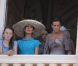 La princesse Caroline de Hanovre, en turquoise, est apparue au balcon de la Salle des Glaces avec sa fille la princesse Alexandra, tandis que la princesse Stéphanie était avec ses filles Camille Gottlieb et Pauline Ducruet (en arrière-plan).
Le 1er juillet 2011, mariés civilement depuis quelques minutes, le prince Albert et la princesse Charlene paraissaient au balcon de la Salle des Glaces du Palais princier, applaudis par des milliers de Monégasques.