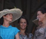 <p>La princesse Caroline de Hanovre, en turquoise, est apparue au balcon de la Salle des Glaces avec sa fille la princesse Alexandra, tandis que la princesse Stéphanie était avec ses filles Camille Gottlieb et Pauline Ducruet (en arrière-plan).</p>
<