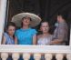 La princesse Caroline de Hanovre, en turquoise, est apparue au balcon de la Salle des Glaces avec sa fille la princesse Alexandra, tandis que la princesse Stéphanie était avec ses filles Camille Gottlieb et Pauline Ducruet (en arrière-plan).
Le 1er juillet 2011, mariés civilement depuis quelques minutes, le prince Albert et la princesse Charlene paraissaient au balcon de la Salle des Glaces du Palais princier, applaudis par des milliers de Monégasques.