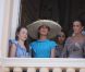 La princesse Caroline de Hanovre, en turquoise, est apparue au balcon de la Salle des Glaces avec sa fille la princesse Alexandra, tandis que la princesse Stéphanie était avec ses filles Camille Gottlieb et Pauline Ducruet (en arrière-plan).
Le 1er juillet 2011, mariés civilement depuis quelques minutes, le prince Albert et la princesse Charlene paraissaient au balcon de la Salle des Glaces du Palais princier, applaudis par des milliers de Monégasques.