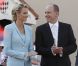 Après être apparus au balcon de la Salle des Glaces, le prince Albert et la princesse Charlene, mari et femme, ont rejoint, avec leur famille, les Monégasques sur la place du Palais princier, le 1er juillet 2011.