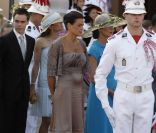 <p>La princesse Stéphanie avec son fils Louis Ducruet et sa fille Pauline Ducruet (Camille Gottlieb les accompagnait également), et la princesse Caroline avec ses fils Pierre et Andrea Casiraghi, ainsi qu\'Alexandra de Hanovre.</p>
<p>Après être appar