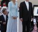 Après être apparus au balcon de la Salle des Glaces, le prince Albert et la princesse Charlene, mari et femme, ont rejoint, avec leur famille, les Monégasques sur la place du Palais princier, le 1er juillet 2011.