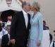 Après la Salle du trône et le balcon, un troisième baiser public, sur la place du Palais Princier, devant la foule !
Après être apparus au balcon de la Salle des Glaces, le prince Albert et la princesse Charlene, mari et femme, ont rejoint, avec leur famille, les Monégasques sur la place du Palais princier, le 1er juillet 2011.