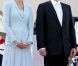 Après être apparus au balcon de la Salle des Glaces, le prince Albert et la princesse Charlene, mari et femme, ont rejoint, avec leur famille, les Monégasques sur la place du Palais princier, le 1er juillet 2011.
